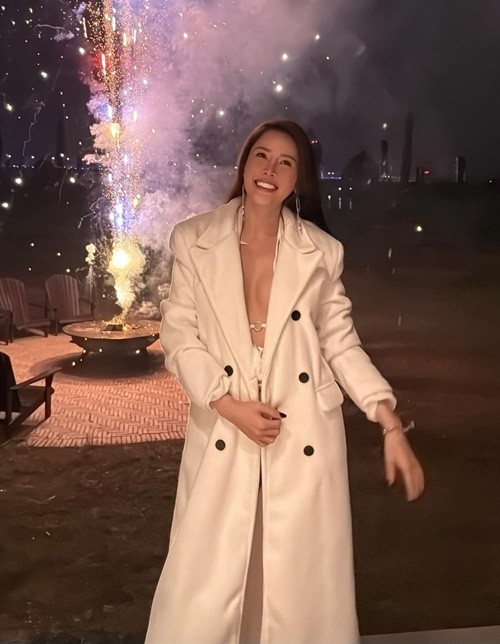 Quế Vân là bà mẹ 3 con, sở hữu vóc dáng gợi cảm, gương mặt ưa nhìn.