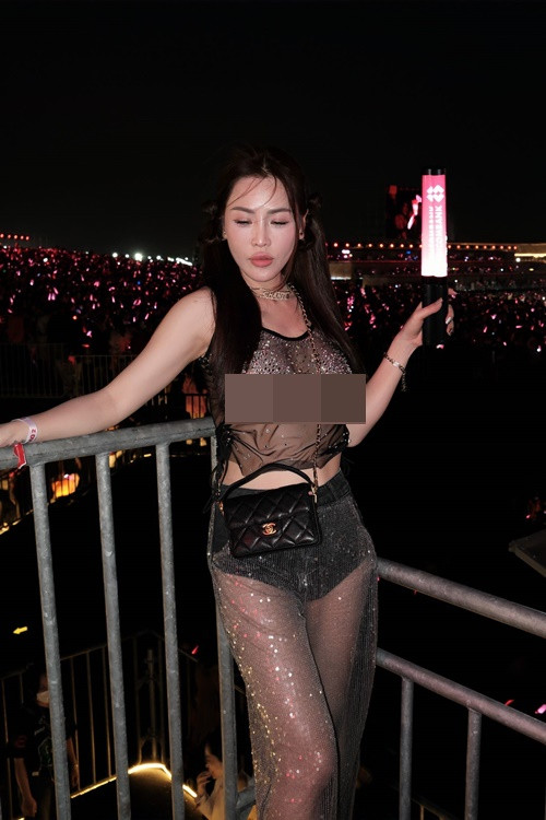 Mới đây, đến xem concert của Anh trai vượt ngàn chông gai, ca sĩ Quế Vân ăn mặc táo bạo. Cô mặc áo croptop xuyên thấu khoe vòng một.