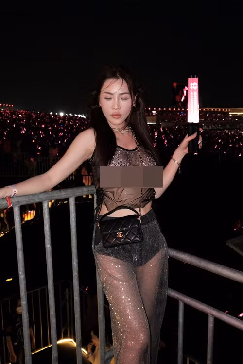 Mới đây, đến xem concert của Anh trai vượt ngàn chông gai, ca sĩ Quế Vân ăn mặc táo bạo. Cô mặc áo croptop xuyên thấu khoe vòng một.