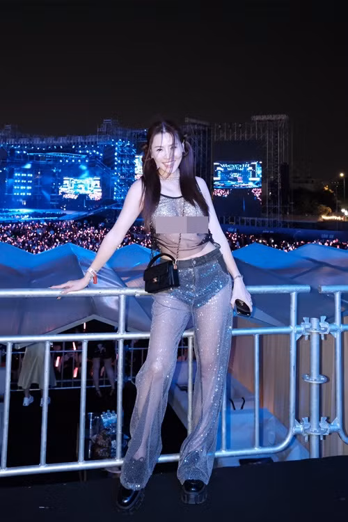 Trước những ý kiến trái chiều, nữ ca sĩ không ngại đáp trả. Cụ thể, Quế Vân viết trên trang cá nhân: "Nhức mắt thì chịu thôi biết sao giờ. Mình thích thì mình nhích, sợ gì ai".