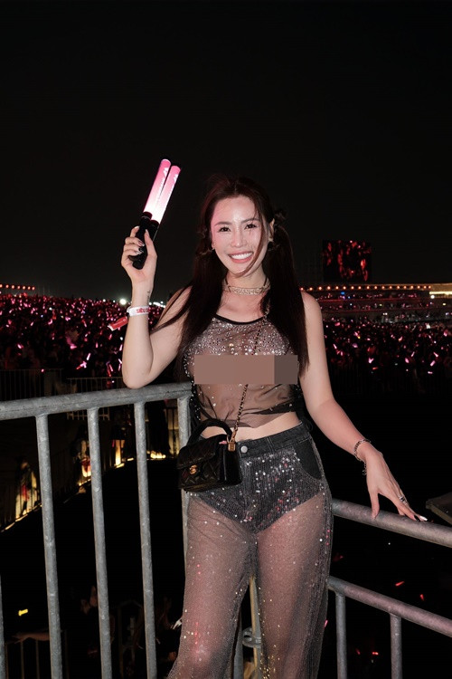 Phong cách thời trang của Quế Vân khá phóng khoáng từ sân khấu đến đời thường.