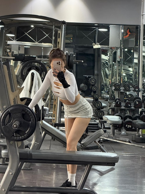 Nữ ca sĩ đáp trả khi bị chê: "Tôi đi tập là thích mặc đồ gợi cảm. Mọi người biết không tôi đi tập vào lúc 12 giờ trưa, phòng tập không có 1 ai ở đó cả. Chỉ có tôi và 1 người bạn nữa thôi nên tôi thích mặc gì thì mặc, đừng có ném đá tội tôi nhé".