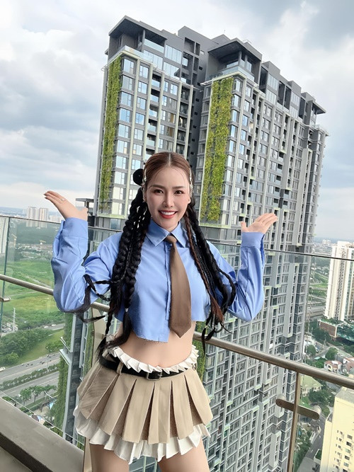 Nữ ca sĩ không ít lần dao kéo gương mặt. Năm 2017, người đẹp hạ gò má, gọt hàm, mở to khóe mắt, độn silicon khoé mũi, hút mỡ phần má, lấy mỡ đùi cho lên bọng mắt.