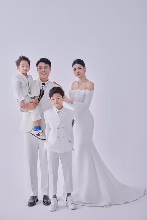 Hai con trai của Kỳ Hân càng lớn càng kháu khỉnh.