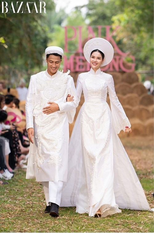 Chân dài còn cùng chồng - cầu thủ Mạc Hồng Quân sải bước trên sàn catwalk.
