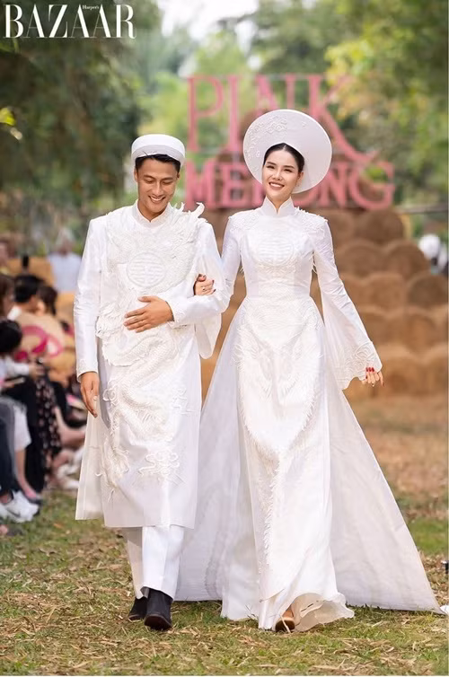 Chân dài còn cùng chồng - cầu thủ Mạc Hồng Quân sải bước trên sàn catwalk.