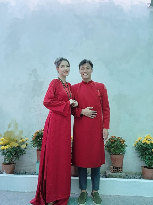 Trong cuộc phỏng vấn với Arttimes, Kỳ Hân cho biết, cô phải chịu cảnh quanh năm xa chồng, lo toan mọi thứ. Tuy nhiên, thương chồng nên cô chấp nhận hy sinh. Kỳ Hân còn chia sẻ, cô cảm thấy chọn lựa Mạc Hồng Quân là đúng đắn. “Khi miệng đời cố ý chia rẽ thì các cặp đôi lại càng quấn chặt lấy nhau hơn, đã thương nhau rồi thì hãy cố gắng hết lòng để đến được với nhau”, cô bày tỏ.