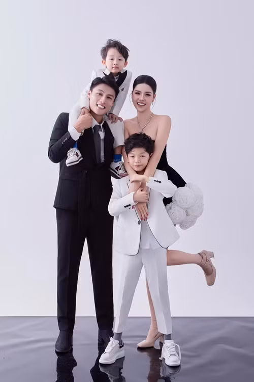 Vợ chồng nữ người mẫu có hai cậu con trai: bé Xuân Phúc sinh năm 2016 và bé Đức Khôi sinh năm 2020.