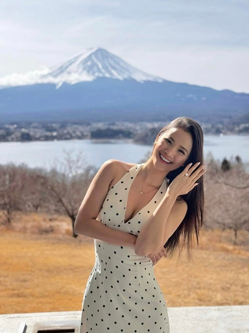  Á hậu Hương Ly vừa nhận lời cầu hôn của bạn trai. "Mong rằng núi Phú Sĩ sẽ làm chứng cho chúng mình nhé", người đẹp viết trên trang cá nhân. Ảnh: FB Hương Ly.