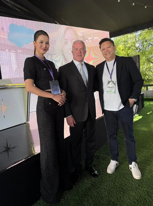 Hương Ly và ông Valentin Trần vẫn có mối quan hệ thân thiết sau ồn ào. Ảnh: FB Hương Ly.