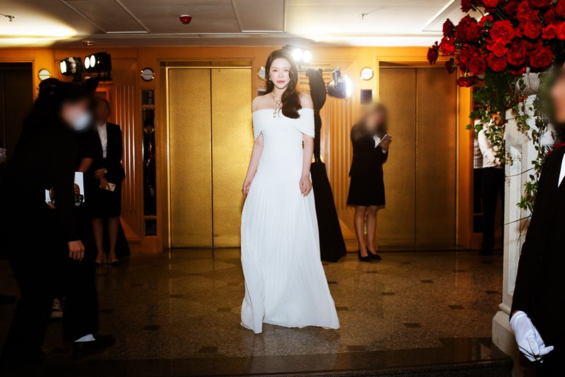 Mới đây, tham gia một sự kiện, Lý Nhã Kỳ đeo trang sức kim cương 20 tỷ đồng. Người đẹp cho biết, với kinh nghiệm dày dặn trong giới giải trí và kinh doanh, cô đã có những biện pháp đảm bảo an toàn riêng khi đeo nữ trang triệu đô.