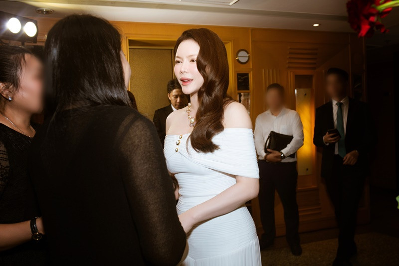 Lý Nhã Kỳ rất cẩn trọng trong việc lựa chọn địa điểm và thời gian tham dự sự kiện. Nữ diễn viên phim Mùa hè lạnh thường ưu tiên những sự kiện được tổ chức tại các địa điểm có an ninh tốt, được kiểm soát chặt chẽ. Việc di chuyển cũng được lên kế hoạch kỹ lưỡng, tránh những khu vực phức tạp hoặc có nguy cơ mất an toàn.