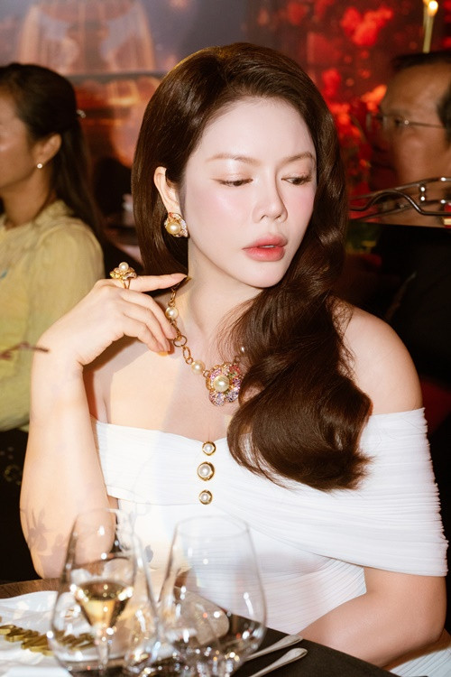 Trong các sự kiện lớn, Lý Nhã Kỳ thường hạn chế chia sẻ thông tin chi tiết về trang sức của mình.