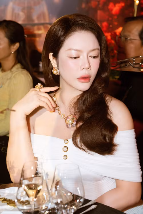 Trong các sự kiện lớn, Lý Nhã Kỳ thường hạn chế chia sẻ thông tin chi tiết về trang sức của mình.