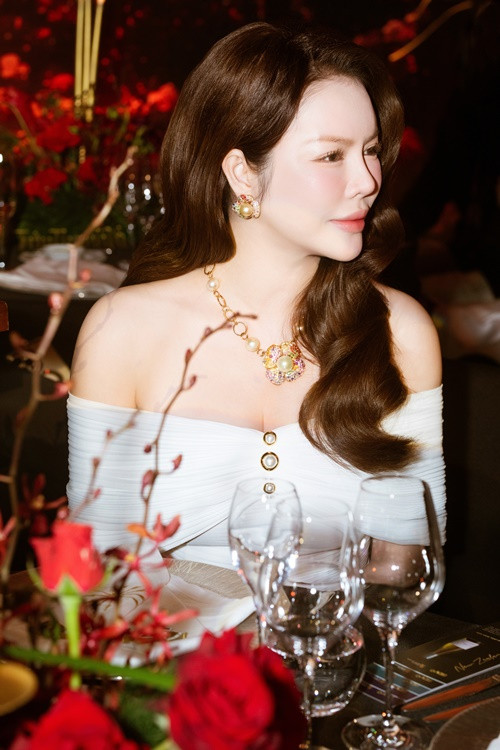 Lý Nhã Kỳ luôn giữ thái độ lịch sự, thân thiện nhưng cũng không kém phần cảnh giác. Cô sẽ hạn chế tiếp xúc với những người lạ mặt hoặc có hành vi đáng ngờ.