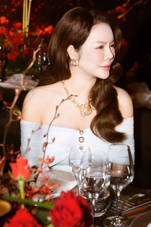 Lý Nhã Kỳ luôn giữ thái độ lịch sự, thân thiện nhưng cũng không kém phần cảnh giác. Cô sẽ hạn chế tiếp xúc với những người lạ mặt hoặc có hành vi đáng ngờ.