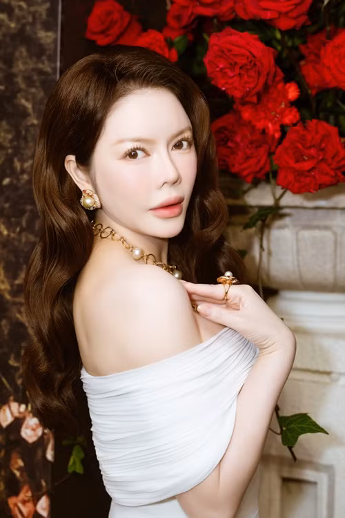 Nữ diễn viên phim Mùa hè lạnh khoe vẻ sang trọng, đẳng cấp khi sử dụng nữ trang triệu đô.