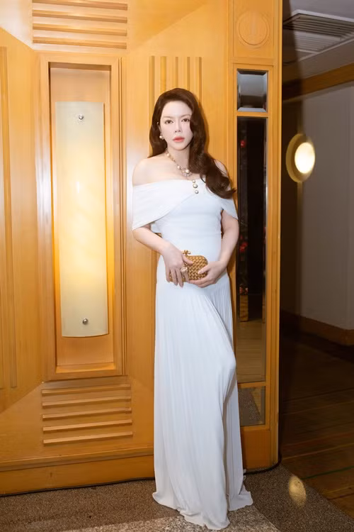 Đội ngũ vệ sĩ không chỉ bảo vệ diễn viên Lý Nhã Kỳ khỏi những nguy cơ tiềm ẩn từ đám đông, mà còn đảm bảo an toàn cho trang sức quý giá của cô.