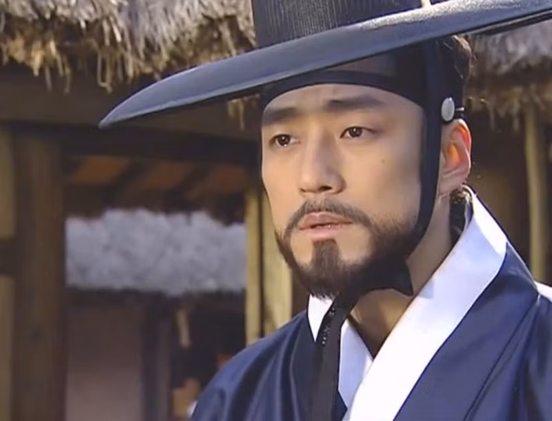 Đảm nhận vai đại nhân Min, một vị quan văn võ song toàn luôn giúp Jang Geum vượt qua những khó khăn thử thách, Ji Jin Hee nhanh chóng nổi tiếng trong làng giải trí xứ Hàn và thử sức với nhiều dạng vai khác nhau. Nam diễn viên kết hôn với nhà thiết kế đồ họa Lee Soo Yeon năm 2004. Ảnh: Znews.