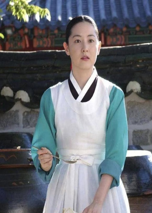 Từng được biết đến qua các bộ phim Pháo hoa, Anh em nhà bác sĩ, Lee Young Ae để lại ấn tượng sâu đậm nhất với vai diễn Jang Geum. Sau sự thành công vang dội của phim Nàng Dae Jang Geum, Lee Young Ae đắt show quảng cáo. Ảnh: Thương Hiệu Pháp Luật.