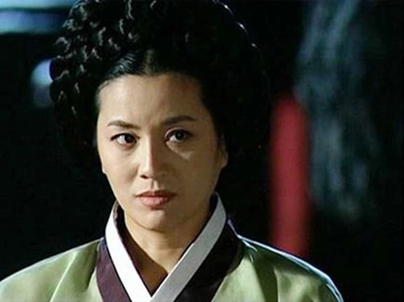 Trong Nàng Dae Jang Geum, Mama Choi (Kyeon Mi Ri ) có lẽ là nhân vật phản diện đáng ghét nhất. Vị mama này luôn tìm mọi cách để có được danh tiếng và tiền bạc. Ảnh: Thể Thao Văn Hóa.