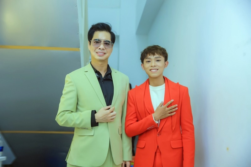 Sự nghiệp của Hồ Văn Cường vẫn lên như diều gặp gió. Nam ca sĩ có công ty quản lý mới. Ngoài ra, Hồ Văn Cường còn được danh ca Ngọc Sơn hỗ trợ. Ảnh: Dân Việt.