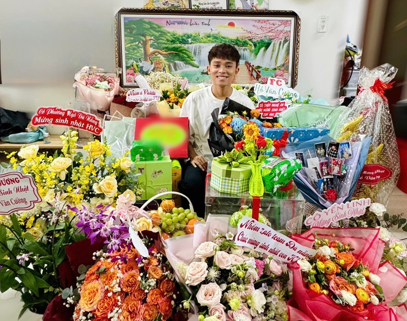 Nam ca sĩ khoe quà sinh nhật từ người hâm mộ vào ngày 16/3 vừa qua. Ảnh: Fanpage Hồ Văn Cường.