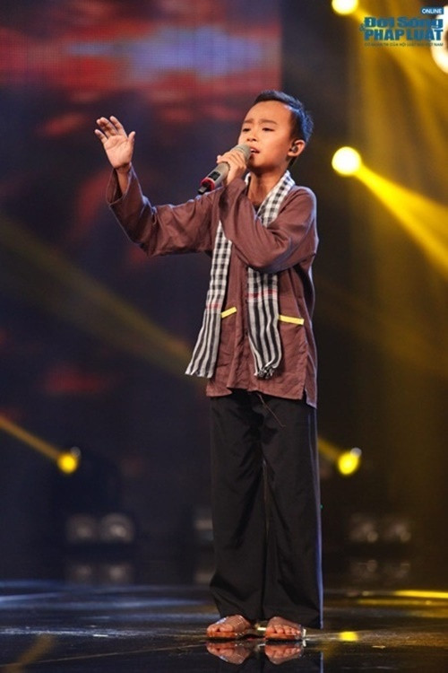 Hoàn cảnh khó khăn và khát khao được hát của Hồ Văn Cường là một trong số những lý do nam ca sĩ chiếm được cảm tình của khán giả khi mới bước vào cuộc thi Thần tượng âm nhạc nhí năm 2016. Ảnh: Đời Sống Pháp Luật.