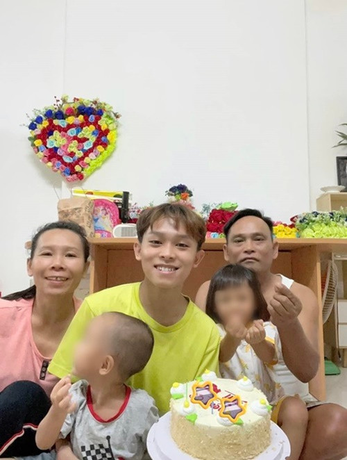 Ở tuổi 22, nam ca sĩ là trụ cột kinh tế của gia đình. Ngoài bố mẹ, Hồ Văn Cường còn chăm lo cho hai cháu ruột. Hiện tại, gia đình nam ca sĩ vẫn ở nhà thuê. Ảnh: Fanpage Hồ Văn Cường.