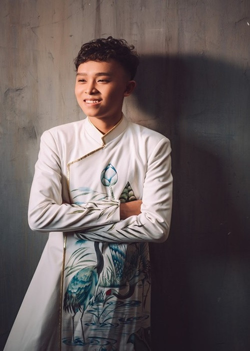 Nam ca sĩ đầu quân cho công ty của mẹ nuôi - cố ca sĩ Phi Nhung. Năm 2021, sau khi Phi Nhung qua đời, quán quân Hồ Văn Cường rời công ty quản lý. Nam ca sĩ được trả tiền cát-sê kèm 500 triệu Phi Nhung từng hứa tặng thêm để làm vốn.