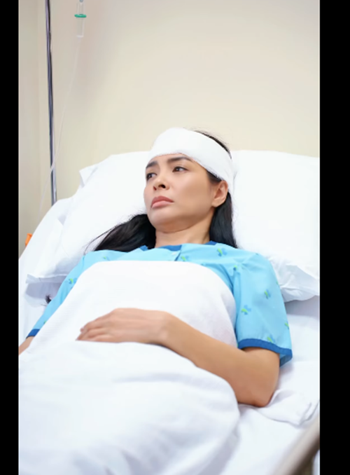 Trên trang cá nhân, siêu mẫu Thúy Hạnh đăng tải clip mặc trang phục như bệnh nhân trong bối cảnh được cho là trong bệnh viện và nhún nhảy. Đi kèm clip, cô viết: "Đi chơi có một chuyến về mà nên nông nỗi này". Ảnh: FB Thúy Hạnh.