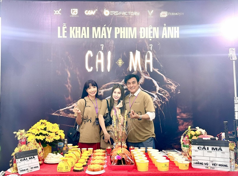 Sau đoạn clip gây xôn xao, Thúy Hạnh chia sẻ hình ảnh trong buổi khai máy phim điện ảnh mới. Cô úp mở về vai diễn của mình: "Đây là một gia đình, cả nhà nghĩ mình ở vị trí nào trong gia đình này". Ảnh: FB Thúy Hạnh.