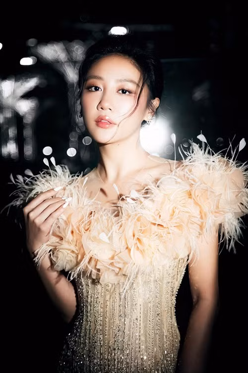 Nhờ ngày ngày chơi cùng chú cún cưng, nữ ca sĩ dần thoát khỏi căn bệnh trầm cảm. Ảnh: FB Văn Mai Hương.