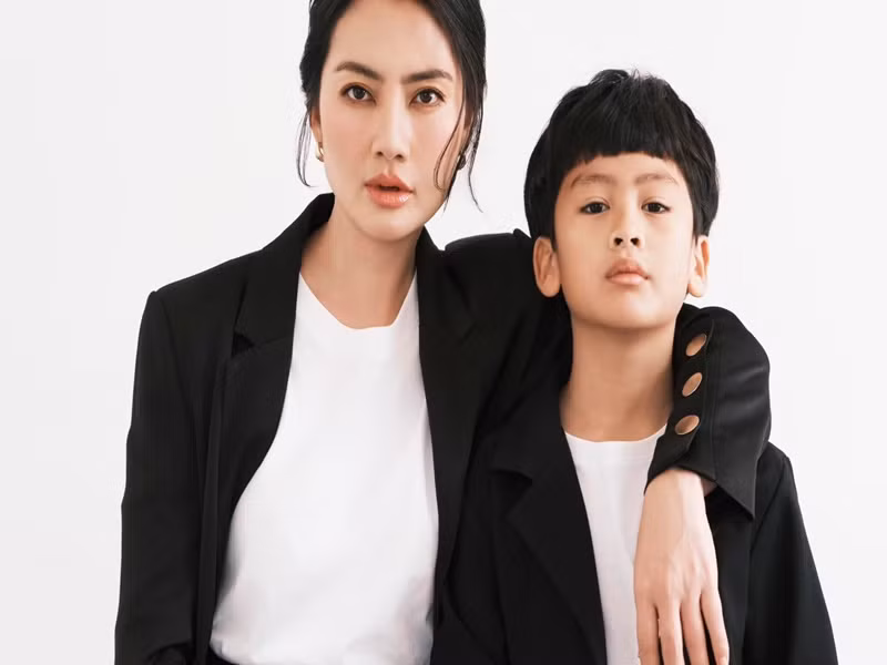 Nhiều mỹ nhân Việt bị trầm cảm sau sinh. Ngọc Lan từng chia sẻ, cô đã khóc nguyên một tuần đầu ở cữ bởi vì giận bản thân làm mẹ mà không đủ sữa nuôi con. Rất may, không lâu sau đó, Ngọc Lan đã có sữa cho con bú. Ảnh: FB Ngọc Lan.