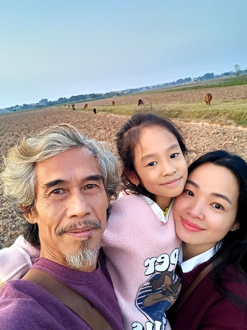 Phú Đôn kết hôn với Hồng Vân. Cặp đôi chênh nhau đến 25 tuổi.