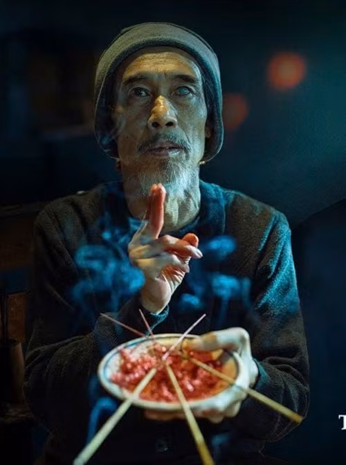 Phim kinh dị Quỷ nhập tràng đang ra rạp có sự tham gia diễn xuất của Phú Đôn. Anh đóng vai thầy Mo.