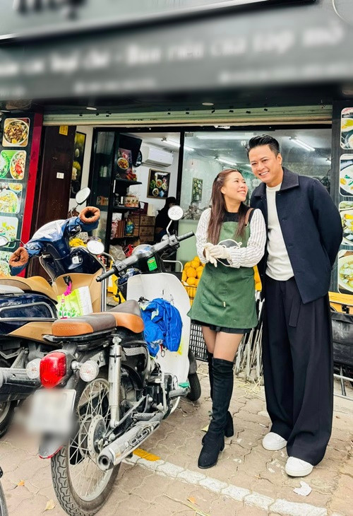 Mới đây, diễn viên Hồng Đăng gây chú ý khi hỗ trợ công việc kinh doanh tại cửa nhà của vợ như dắt xe cho khách, bê đồ ăn. Ảnh: FB Hồng Đăng.