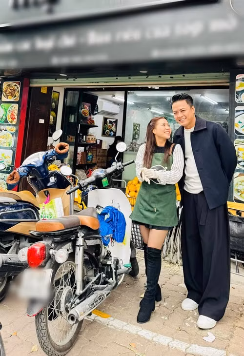 Mới đây, diễn viên Hồng Đăng gây chú ý khi hỗ trợ công việc kinh doanh tại cửa nhà của vợ như dắt xe cho khách, bê đồ ăn. Ảnh: FB Hồng Đăng.