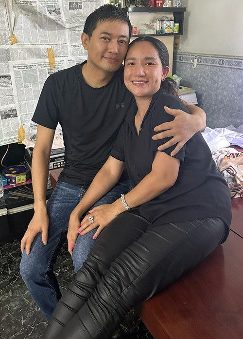 Cát Tường chia sẻ hình ảnh đến thăm Quý Bình vào tháng 6/2023. “Em dặn chị đừng cho ai biết tình hình của em, em không muốn khán giả nhìn thấy em không đẹp, em cũng sợ khán giả hải lo lắng cho tình hình sức khỏe của em. Chị xin lỗi vì hôm nay chị đăng những tấm ảnh này nhưng chị vẫn muốn giải bày tình cảm của mình dành cho em”, nữ MC bày tỏ. Ảnh: FB Cát Tường.