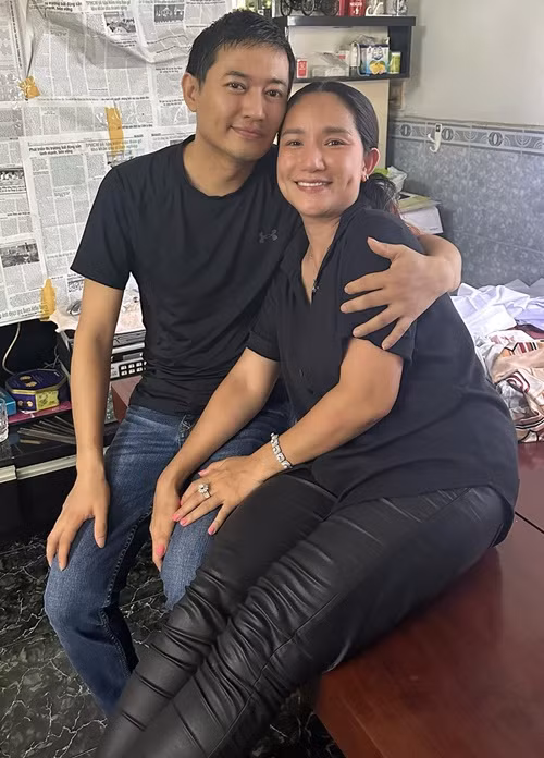 Cát Tường chia sẻ hình ảnh đến thăm Quý Bình vào tháng 6/2023. “Em dặn chị đừng cho ai biết tình hình của em, em không muốn khán giả nhìn thấy em không đẹp, em cũng sợ khán giả hải lo lắng cho tình hình sức khỏe của em. Chị xin lỗi vì hôm nay chị đăng những tấm ảnh này nhưng chị vẫn muốn giải bày tình cảm của mình dành cho em”, nữ MC bày tỏ. Ảnh: FB Cát Tường.