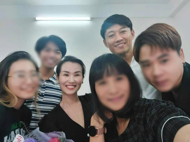 Võ Hạ Trâm chia sẻ hình ảnh ngày đầu tiên đi dạy, được Quý Bình tặng hoa chúc mừng. "Còn bây giờ, em mang hoa tiễn anh về đất mẹ", cô bày tỏ sự xót xa. Ảnh: FB Võ Hạ Trâm.