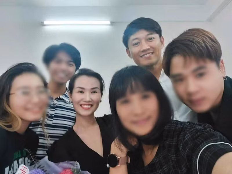 Võ Hạ Trâm chia sẻ hình ảnh ngày đầu tiên đi dạy, được Quý Bình tặng hoa chúc mừng. "Còn bây giờ, em mang hoa tiễn anh về đất mẹ", cô bày tỏ sự xót xa. Ảnh: FB Võ Hạ Trâm.