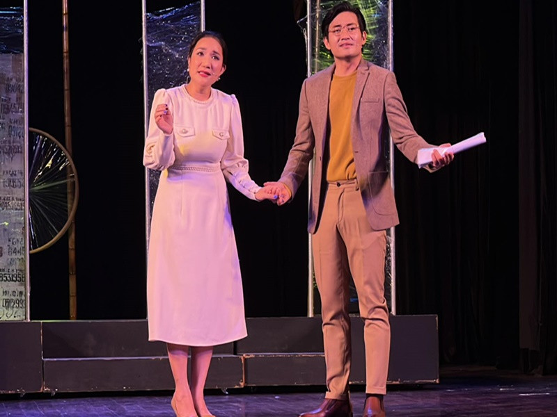 “Lúc này em đã bệnh nhưng giấu mọi người . Dù sức khỏe không tốt em vẫn đi tập đều đặn, đúng giờ, góp ý cho vai diễn của chị, chỉ dẫn thêm cho các em nhỏ nữa. Em cứ nhắc nhỡ chị hoài “chị phải giữ sức khỏe nha chị, sức khỏe là quan trọng nhất”. Chị đâu biết lúc đó em đang trong quá trình trị bệnh", Cát Tường cho biết. Ảnh: FB Cát Tường.