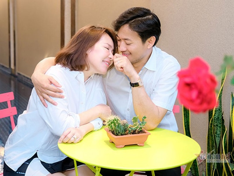 Quý Bình chia sẻ trên Vietnamnet, việc vợ bay từ Phú Quốc về Sài Gòn khiến anh xúc động. "Vợ rất hiểu cho công việc, đam mê và lý tưởng sống riêng của chồng nên luôn ủng hộ tôi hết mình", anh tâm sự. Ảnh: Vietnamnet.