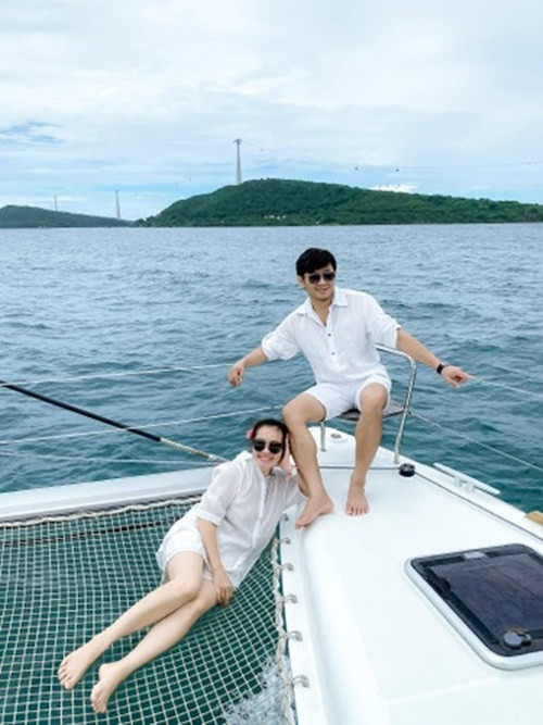 Vợ chồng Quý Bình có nhiều chuyến nghỉ dưỡng bên nhau. Ảnh: FB Ngọc Tiền.