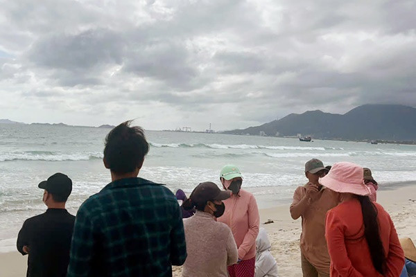 Khánh Hòa: Hơn 100 người tìm kiếm 2 nam sinh mất tích khi tắm biển Khanh Hoa: Hon 100 nguoi tim kiem 2 nam sinh mat tich khi tam bien