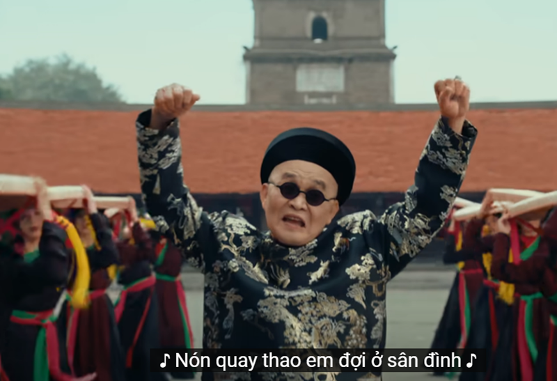 Hòa Minzy cho biết: "Bắc Ninh vốn trọng chữ tình. Giọng hát và phân đoạn rap của chú Xuân Hinh được đặt ở đầu bài hát. Phân cảnh được quay tại Chùa Dâu - là một trong những di tích nổi tiếng nhất tại Bắc Ninh - và là ngôi chùa cổ nhất Việt Nam cũng là để thể hiện sự tôn trọng của Hòa dành cho tượng đài nghệ thuật của Việt Nam. Cũng không có ai có thể làm hay hơn cái chất giọng đặc trưng này, cái luyến láy đậm chất này, đẳng cấp này đúng là huyền thoại rồi mọi người nhỉ! Quan trọng chú là người Bắc Ninh nữa". Ảnh chụp màn hình.