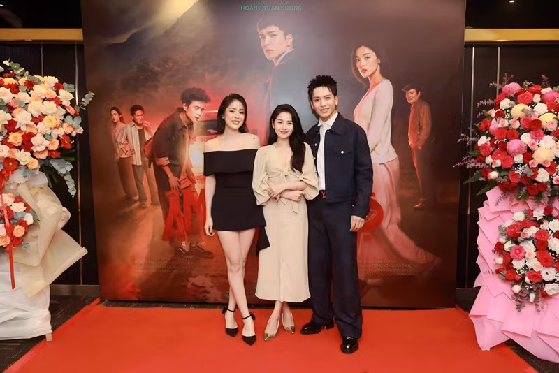 Ở tuổi 40, Lê Phương vẫn giữ được vóc dáng thon thả. "Đẹp, ganh tỵ luôn trời", diễn viên Thanh Trúc hết lời khen ngợi nhan sắc của Lê Phương. Ảnh: FB Bạch Công Khanh.