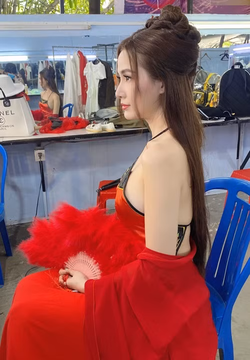 Mỹ nhân quê Tiền Giang yêu thích trang phục tôn vòng một.