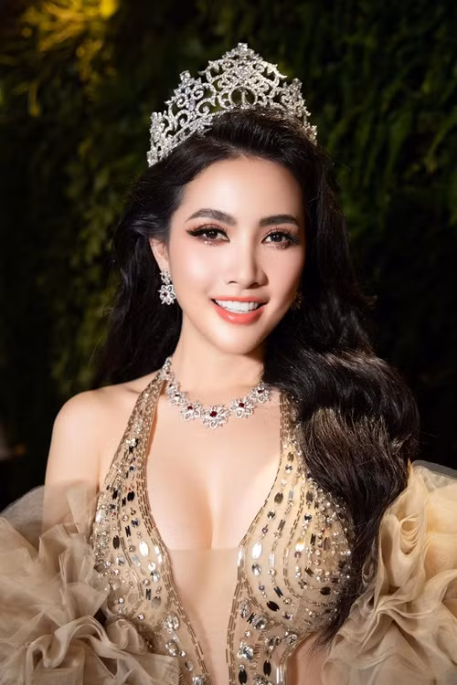 Chân dài sinh năm 1990 ăn mặc táo bạo hơn để tôn lên lợi thế hình thể.